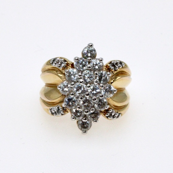 Ring, Cluster of Sparkling Clear Stones in a 925 Gold-tone Setting - Picture 7 of 7